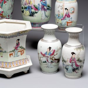 A collection of 13 Chinese famille rose vases and a jardinière, Qianlong mark, 20th C. — photo 7