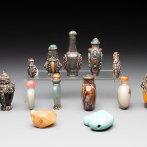 A collection of 13 Chinese snuff bottles, 19/20th C. — photo 2