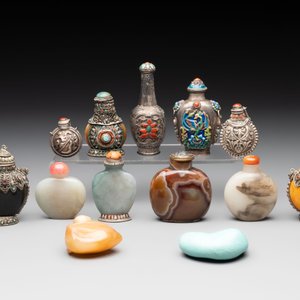 A collection of 13 Chinese snuff bottles, 19/20th C. — photo 3