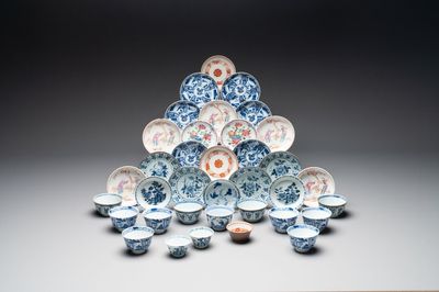A collection of 14 Chinese blue, white and famille rose cups and 22 saucers, 18/19th C.