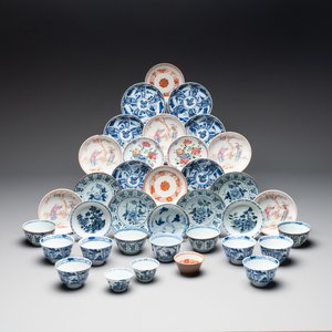 A collection of 14 Chinese blue, white and famille rose cups and 22 saucers, 18/19th C. — photo 1