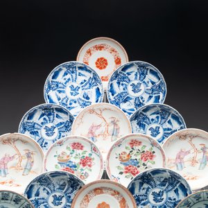 A collection of 14 Chinese blue, white and famille rose cups and 22 saucers, 18/19th C. — photo 2