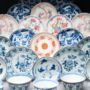 A collection of 14 Chinese blue, white and famille rose cups and 22 saucers, 18/19th C. — photo 3