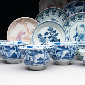 A collection of 14 Chinese blue, white and famille rose cups and 22 saucers, 18/19th C. — photo 4