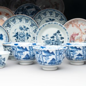 A collection of 14 Chinese blue, white and famille rose cups and 22 saucers, 18/19th C. — photo 5
