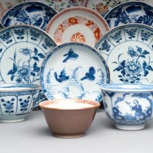 A collection of 14 Chinese blue, white and famille rose cups and 22 saucers, 18/19th C. — photo 6