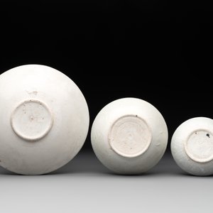 A collection of 14 Chinese ding-type and white-glazed wares, Song/Ming — photo 27