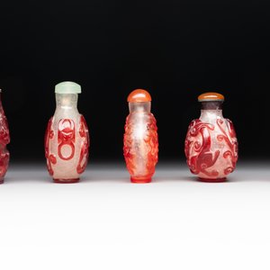 A collection of 14 Peking glass snuff bottles, 19/20th C. — photo 9
