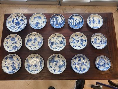 A collection of 15 Chinese blue and white cups and 19 saucers, Kangxi/Yongzheng — photo 1