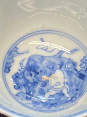 A collection of 15 Chinese blue and white cups and 19 saucers, Kangxi/Yongzheng — photo 30