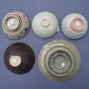 A collection of 15 Chinese celadon- and cream-glazed wares, Song and later — 照片 21