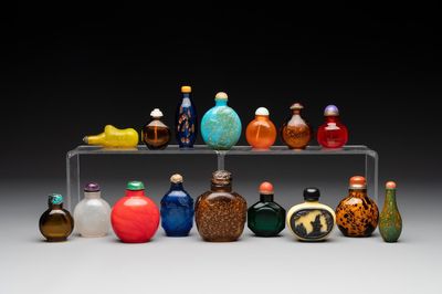 A collection of 16 Chinese Peking glass snuff bottles, 19/20th C. — photo 1