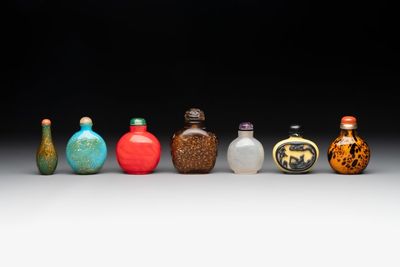 A collection of 16 Chinese Peking glass snuff bottles, 19/20th C. — photo 4