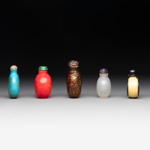 A collection of 16 Chinese Peking glass snuff bottles, 19/20th C. — photo 3