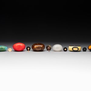A collection of 16 Chinese Peking glass snuff bottles, 19/20th C. — photo 7