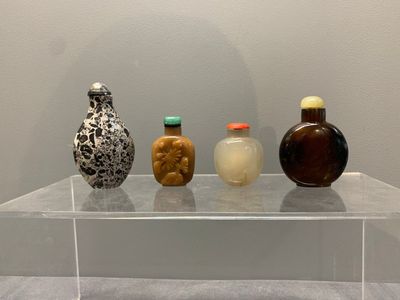 A collection of 16 Chinese precious stone snuff bottles, 19/20th C. — photo 3