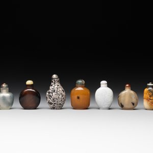 A collection of 16 Chinese precious stone snuff bottles, 19/20th C. — photo 11