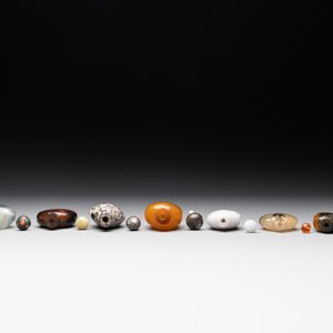 A collection of 16 Chinese precious stone snuff bottles, 19/20th C. — photo 13