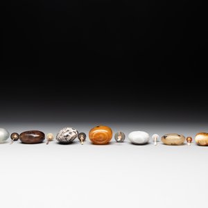 A collection of 16 Chinese precious stone snuff bottles, 19/20th C. — photo 14