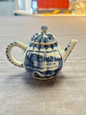 A collection of 17 Chinese blue, white and famille rose wares, Kangxi/Qianlong — 照片 1