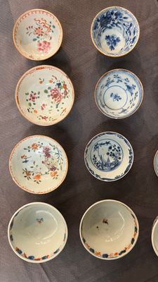 A collection of 17 Chinese porcelain cups and 14 saucers, 18th C. — 照片 5