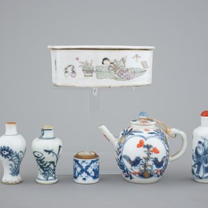 A collection of 18/19th C. Chinese porcelain: a snuff bottle, a teapot, two miniature vases — photo 1