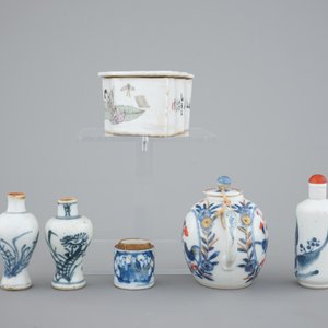 A collection of 18/19th C. Chinese porcelain: a snuff bottle, a teapot, two miniature vases — photo 2