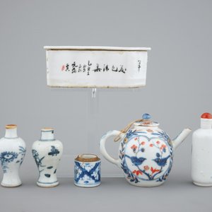 A collection of 18/19th C. Chinese porcelain: a snuff bottle, a teapot, two miniature vases — photo 3