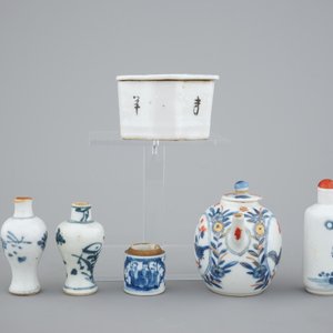 A collection of 18/19th C. Chinese porcelain: a snuff bottle, a teapot, two miniature vases — photo 4