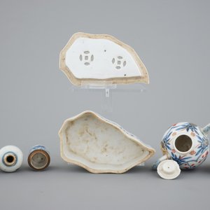 A collection of 18/19th C. Chinese porcelain: a snuff bottle, a teapot, two miniature vases — photo 5