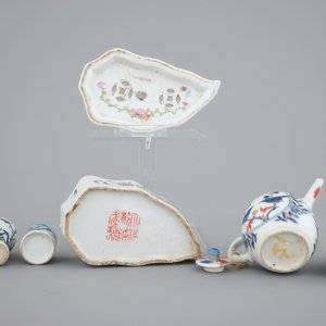 A collection of 18/19th C. Chinese porcelain: a snuff bottle, a teapot, two miniature vases — photo 6
