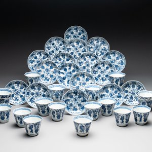 A collection of 18 Japanese blue and white cups and 17 saucers with figural and floral design, 19th C. — photo 1