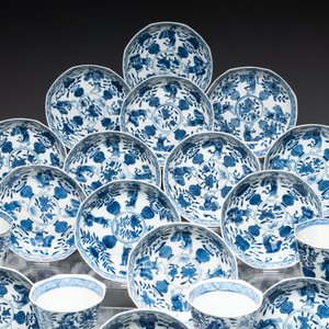 A collection of 18 Japanese blue and white cups and 17 saucers with figural and floral design, 19th C. — photo 2