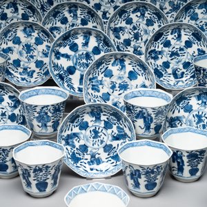 A collection of 18 Japanese blue and white cups and 17 saucers with figural and floral design, 19th C. — photo 3