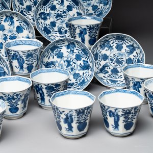 A collection of 18 Japanese blue and white cups and 17 saucers with figural and floral design, 19th C. — photo 4