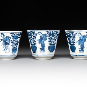 A collection of 18 Japanese blue and white cups and 17 saucers with figural and floral design, 19th C. — photo 6