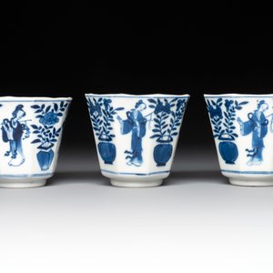 A collection of 18 Japanese blue and white cups and 17 saucers with figural and floral design, 19th C. — photo 7