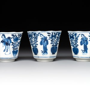 A collection of 18 Japanese blue and white cups and 17 saucers with figural and floral design, 19th C. — photo 8
