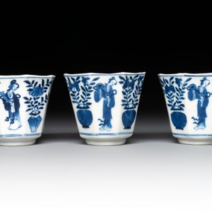 A collection of 18 Japanese blue and white cups and 17 saucers with figural and floral design, 19th C. — photo 9