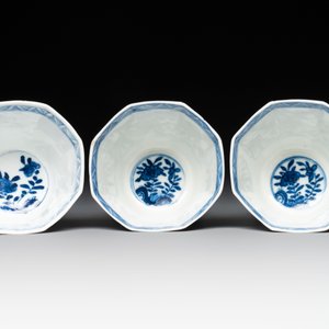 A collection of 18 Japanese blue and white cups and 17 saucers with figural and floral design, 19th C. — photo 10
