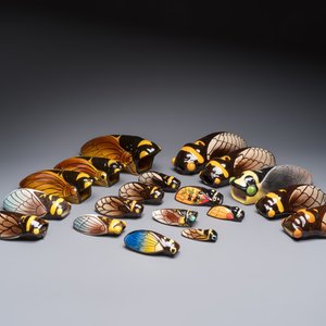 A collection of 19 French ‘Cicada’ wall pocket vases, 20th C. — photo 2