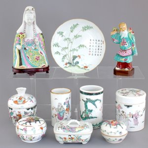 A collection of 19th century Chinese porcelain, including brush pots, figures and a poem plate — foto 1