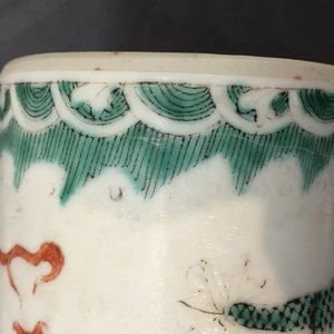 A collection of 19th century Chinese porcelain, including brush pots, figures and a poem plate — foto 13