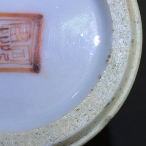 A collection of 19th century Chinese porcelain, including brush pots, figures and a poem plate — foto 16