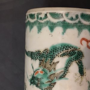 A collection of 19th century Chinese porcelain, including brush pots, figures and a poem plate — foto 20