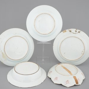 A collection of 19th century Chinese porcelain, including brush pots, figures and a poem plate — foto 2