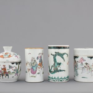 A collection of 19th century Chinese porcelain, including brush pots, figures and a poem plate — foto 3