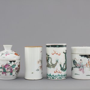 A collection of 19th century Chinese porcelain, including brush pots, figures and a poem plate — foto 4