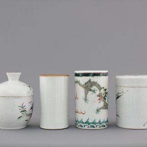 A collection of 19th century Chinese porcelain, including brush pots, figures and a poem plate — foto 5