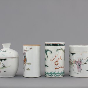 A collection of 19th century Chinese porcelain, including brush pots, figures and a poem plate — foto 6